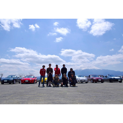 仲間で走りに行った時の集合写真です。こんな笑顔になれるロードスターはイイネ！（山田 勇）