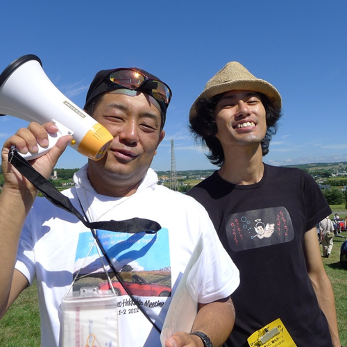 青空の下、眩しいたくさんの笑顔で日焼け気味！