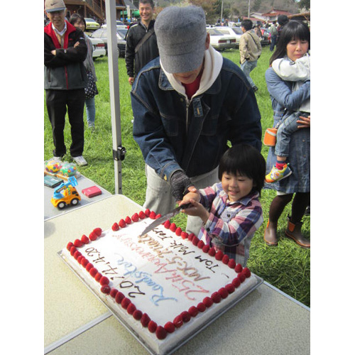 2014.4.20 GreenMeeting in Tomでの<br>25thバースデーケーキのキッズによ
るカット